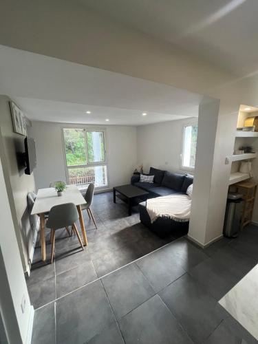 un salon avec un canapé et une table dans l'établissement Magnifique T2, à La Penne-sur-Huveaune