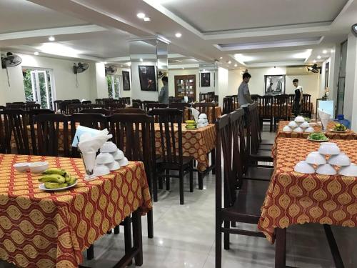 Un restaurante u otro lugar para comer en Phong Lan Hotel Cửa Lò