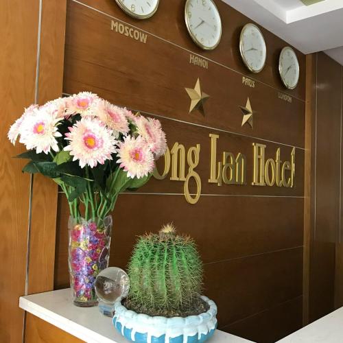 Un certificado, premio, letrero u otro documento en Phong Lan Hotel Cửa Lò