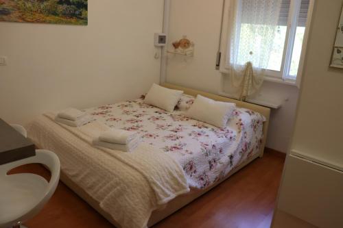 een klein bed in een kamer met een raam bij Monika Holiday 302 Joy in the lake in Garda