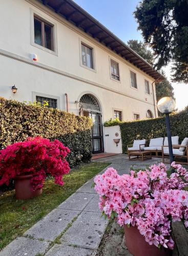 a house with pink flowers in front of it at Casa Bigallo - colline di Firenze in Bagno a Ripoli