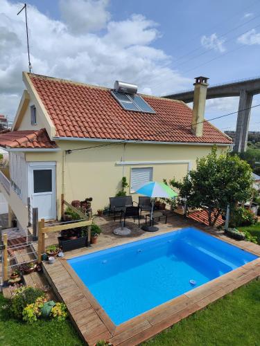 a house with a swimming pool in the yard at Casa Maria in Loures