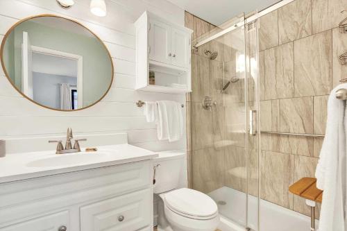 Un baño con inodoro, lavabo y ducha. en Lighthouse Point Rental 34A, en Tybee Island