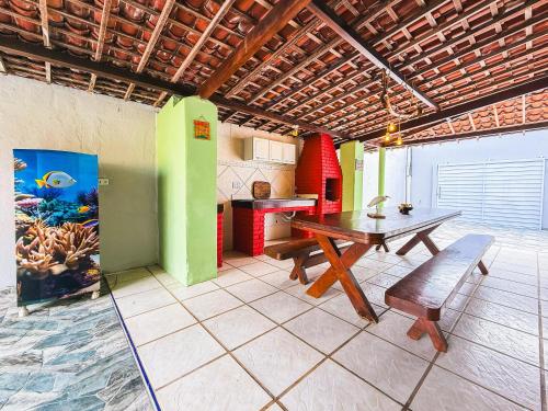 comedor con mesa y pecera en Casa com Piscina em Marechal Deodoro, en Marechal Deodoro