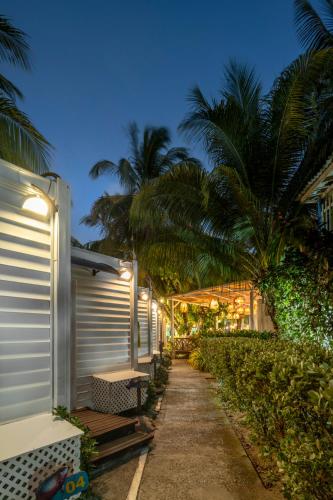 a walkway next to a building with palm trees at Hotel Reina del Mar By Dorado in San Andrés