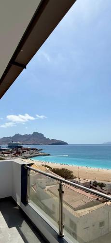 una vista de la playa desde el balcón de un edificio en Laginha Paradise II - Penthouse, en Mindelo