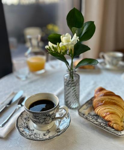 - une table avec une tasse de café et un plateau de croissants dans l'établissement Ecolodge 