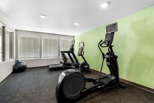 a gym with treadmills and ellipticals in a room at WoodSpring Suites Palmdale - Lancaster in Palmdale