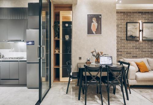 eine Küche und ein Esszimmer mit Tisch und Stühlen in der Unterkunft Baku City in Baku