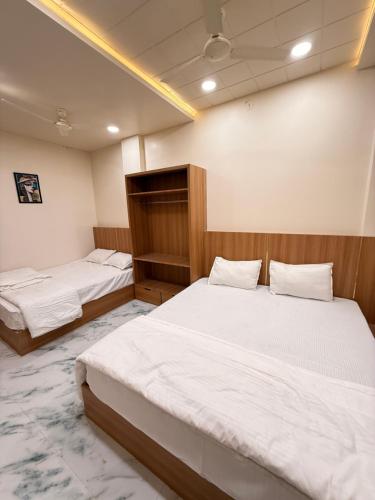Una cama o camas en una habitación de Shree Nikunj Palace