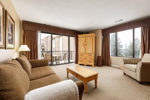 a living room with a couch and a table at Valleyview Swing & Stay in Traverse City
