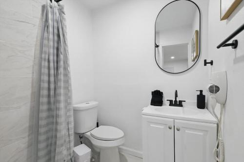 Bilik mandi di Modern 2BR Unit 3 Hot Tub