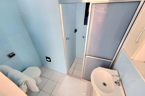 a bathroom with a toilet and a shower at "LaPrima Casa", a preciosidade do centro da cidade in Guararema