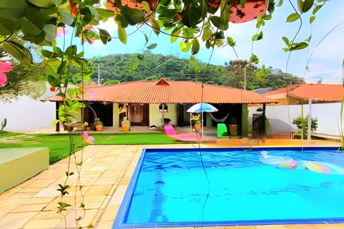 a villa with a swimming pool and a house at "LaPrima Casa", a preciosidade do centro da cidade in Guararema