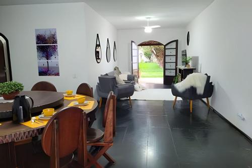 a living room with a table and chairs and a couch at "LaPrima Casa", a preciosidade do centro da cidade in Guararema