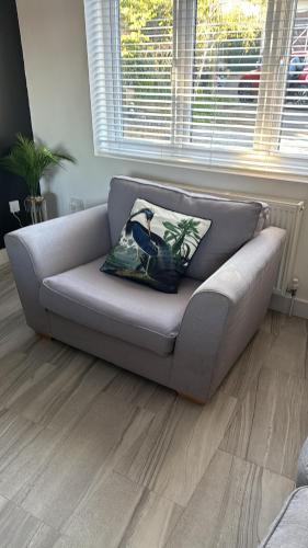 ein Sofa mit einem Kissen darauf im Wohnzimmer in der Unterkunft Stylish 3-Bed Executive Home Chislehurst, BR7 in Chislehurst