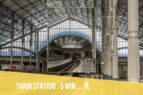 une grande gare avec une gare dans l'établissement Amatxi's Sunny House, à Bordeaux