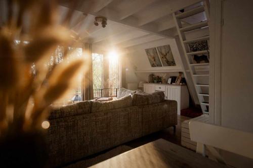 Khu vực ghế ngồi tại Het Hertenbos Chalet 136 - Bos- Groene Oase- Rustmoment- Zwembad