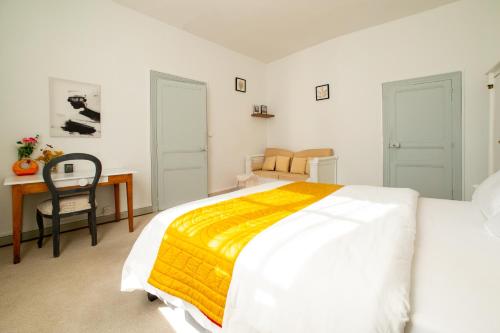 Ein Bett oder Betten in einem Zimmer der Unterkunft Nickson & Dido Appartement lumineux à Saumur 5 min du centre-ville