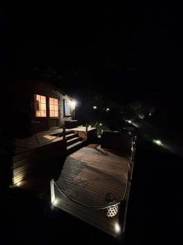 ポルトにあるChalet studioの暗灯家夜景