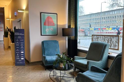 a waiting room with two chairs and a window at Garner Hotel Essen - Handelshof by IHG in Essen