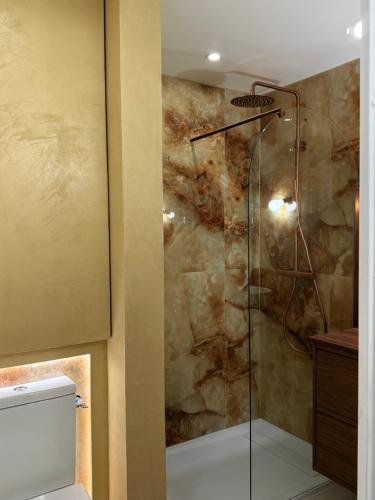 une salle de bain avec une douche en verre et des toilettes dans l'établissement Charmant 2P entièrement rénové , Piscine , 1 km de la plage, à Sainte-Maxime