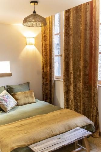 une chambre avec un lit et une fenêtre dans l'établissement Appartement de charme, à Besançon