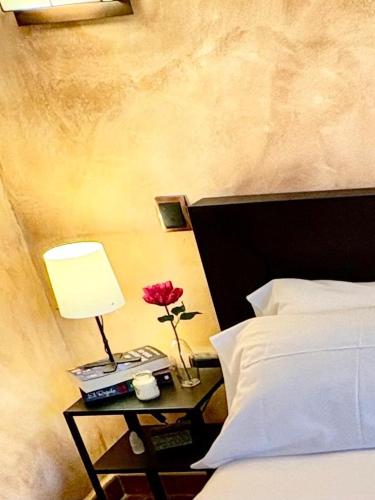 a bedroom with a bed and a table with a lamp at Dos Olivas in Cobisa