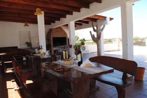 une salle à manger avec une table, des chaises et une cheminée dans l'établissement Hostal Mirador del Valle, à Cafayate