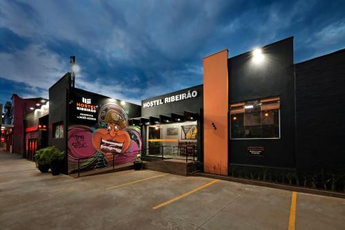 a building with a mural on the side of it at HOTEL & HOSTEL RIBEIRAo in Ribeirão Preto
