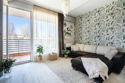 Lovely Home - Free Garage - Balcony