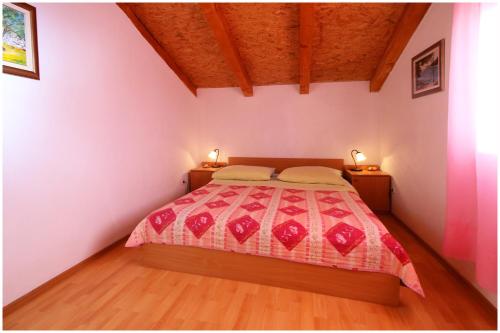 Ένα ή περισσότερα κρεβάτια σε δωμάτιο στο Apartments near the sea Bilo Primošten