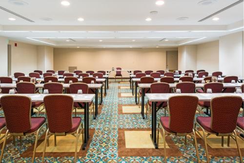 an empty room with tables and chairs in a classroom at Crowne Plaza Seattle Newly Renovated with No Resort Fee in Seattle