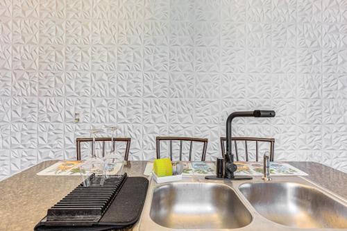 Una encimera de cocina con un fregadero y un fregadero. en 3 Mi to French Quarter Retreat with Private Yard, en Nueva Orleans