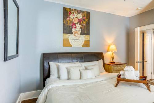 Un dormitorio con una cama y un cuadro en la pared. en 3 Mi to French Quarter Retreat with Private Yard, en Nueva Orleans