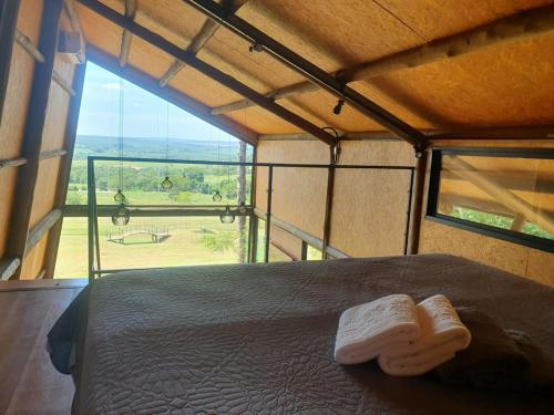 เตียงในห้องที่ Chalé Bem-Te-Vi Cachoeira & SPA