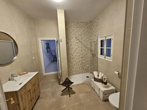 a bathroom with a sink and a toilet and a mirror at Casa Borete in Olvera