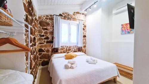 a bedroom with a bed with towels on it at Lo Stazzo della Dottoressa in Enas