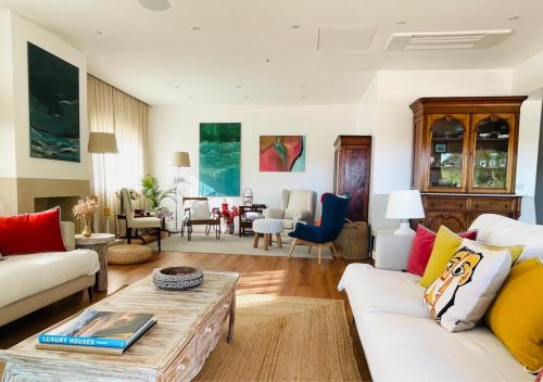 a living room with a couch and a table at Pomar da Choca Country House in Alenquer