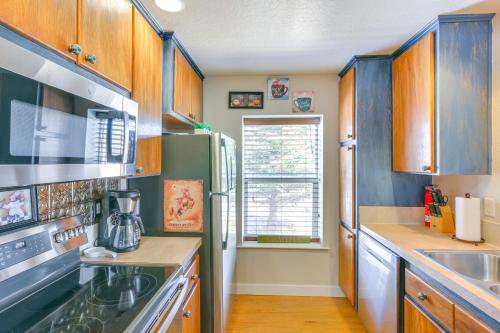 Η κουζίνα ή μικρή κουζίνα στο Ennis Vacation Rental with Balcony Walk to Downtown