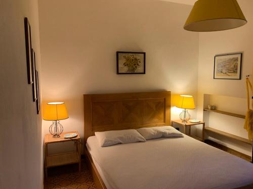 a bedroom with a bed with two lamps on two tables at Villa Silvana in Magazzini