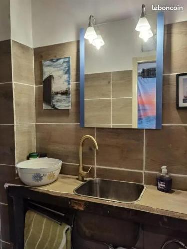 - une cuisine avec un évier et un bol sur un comptoir dans l'établissement Studio charmant à Fécamp, 35 m², à Fécamp