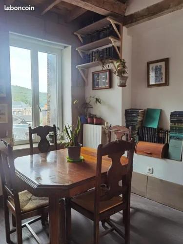une salle à manger avec une table et des chaises en bois dans l'établissement Studio charmant à Fécamp, 35 m², à Fécamp