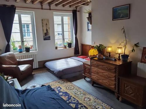 - un salon avec un lit et un bureau dans l'établissement Studio charmant à Fécamp, 35 m², à Fécamp