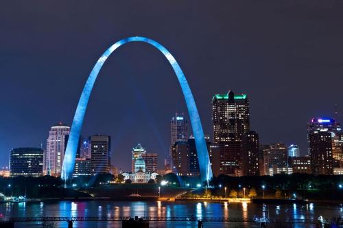 a city skyline with the gateway arch at night at Crowne Plaza Hotel St. Louis Airport by IHG in Bridgeton