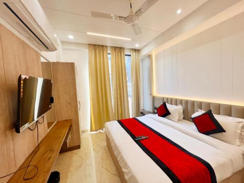 a bedroom with a bed with a red and black blanket at Mehul- A, Luxurious Stay 5 Mint From Railway Station New Delhi in New Delhi
