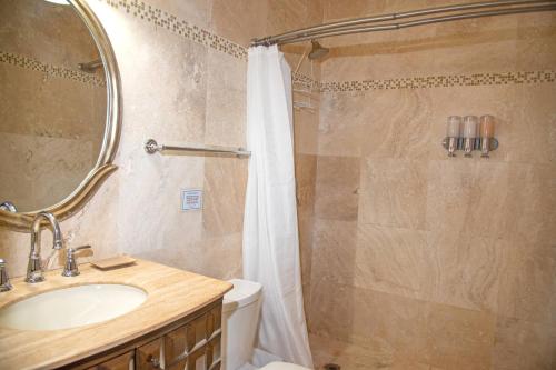 Un baño con ducha, lavabo e inodoro. en Ocean Bliss: Balcony & Pools & Peloton Bike!, en Lowlands