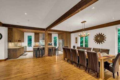 Lazy Bear Lake Houseにあるキッチンまたは簡易キッチン