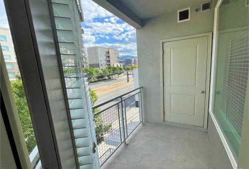 Μπαλκόνι ή βεράντα στο Luxury Condo in the Best Part of Downtown