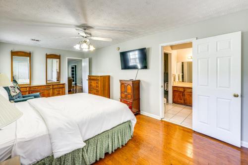 Postel nebo postele na pokoji v ubytování Spacious Downtown Montgomery Home with Yard, Patio!
